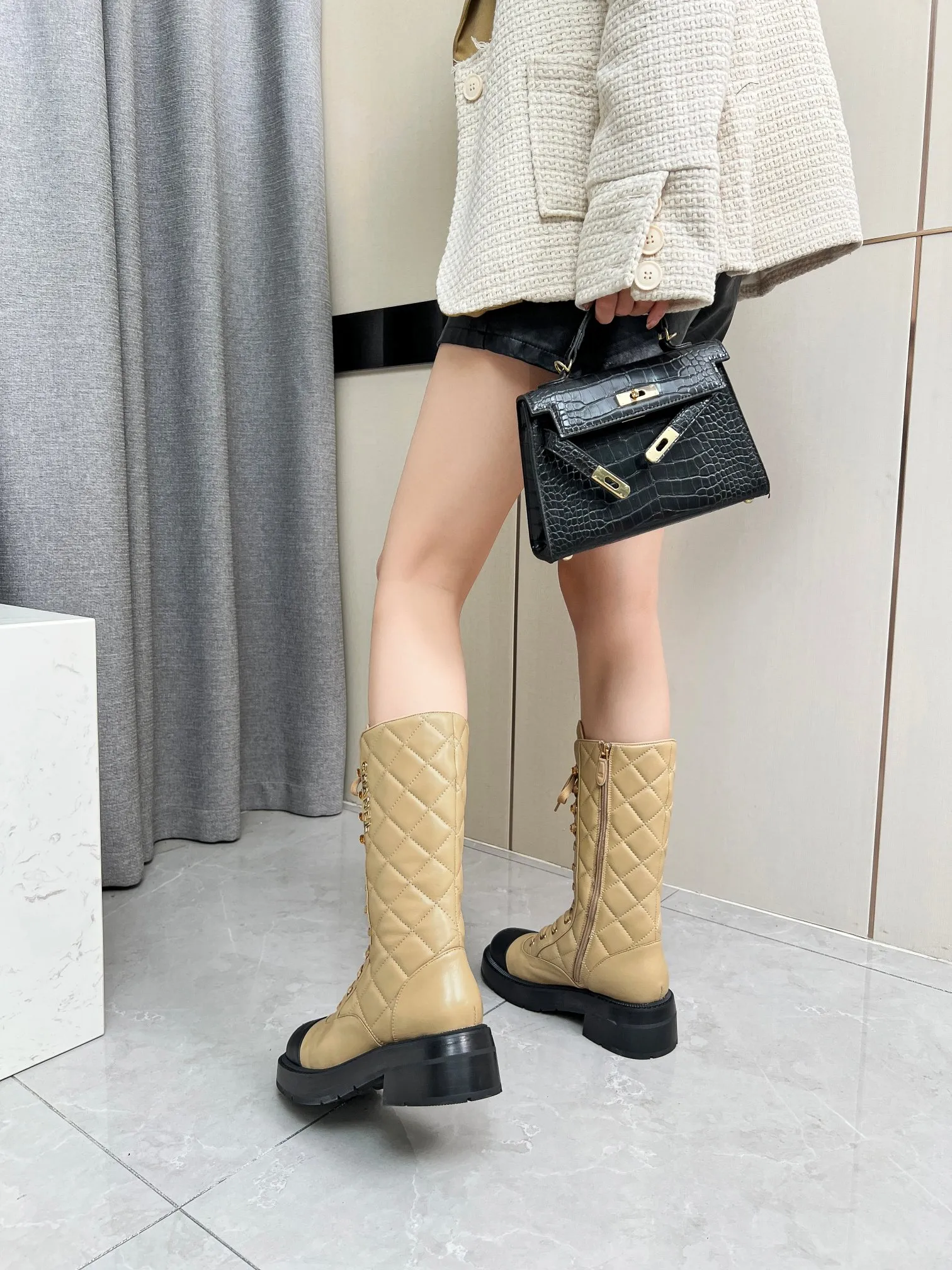 👟👟Ex-factory price 840👟👟 2025CHANEL I finally own this pair of Chanel diamond boots💫 Classic diamond pattern with black and white color, fashionable and high-end, and the thick sole is super stable for walking~ It instantly turns into a fashionable and cool cover when you put it on. Who knows the charm of Fragrant Grandma? When I was asked about the link while shopping, I was so happy🥳 Fabric: sheepskin, cow suede Lining: sheepskin Color: black white apricot Code number: 5-40 (41 customized)